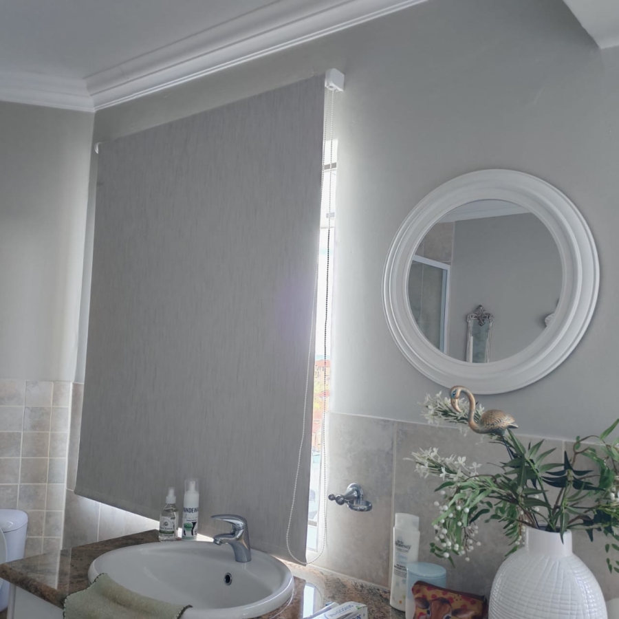 5 Bedroom Property for Sale in Avonddans Western Cape